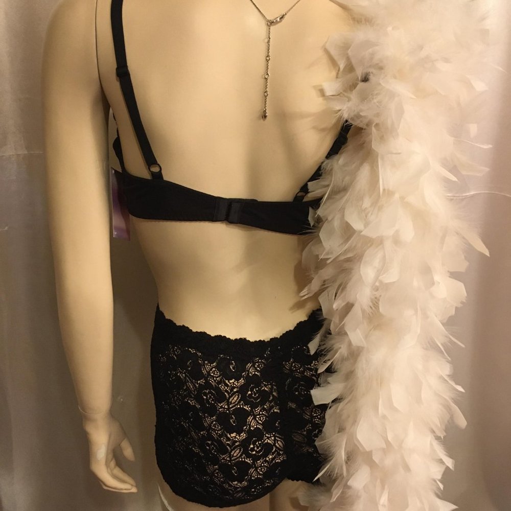 GORGEOUS pin up style lace bra and shorts set with hello kitty crystal details - Picture 5 of 12